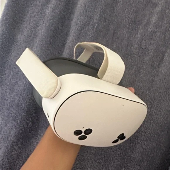 Meta Quest 3S+Batman Download with Controllers Fully functional With no Issues - Picture 4 of 9